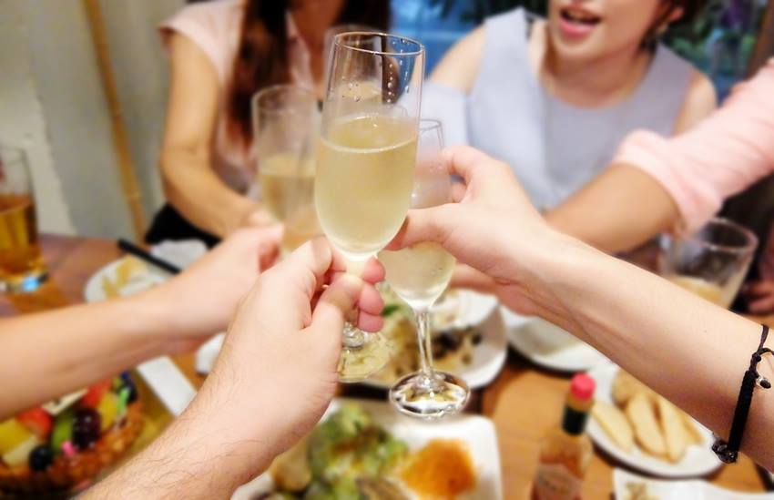 乾杯する交流会の参加者たち